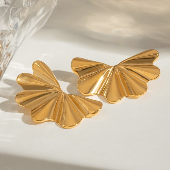 1 Pair Classic Retro Style Relief Flower Shape Stainless Steel 18K Gold Plated Women's Stud Earrings