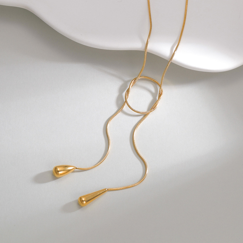 Collier avec pendentif simple et décontracté en acier inoxydable plaqué or 18 carats pour femme Image4