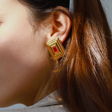 1 par de lujosos pendientes de botón de acero inoxidable dorados con diseño cuadrilátero retro para mujer h5 Imagen8