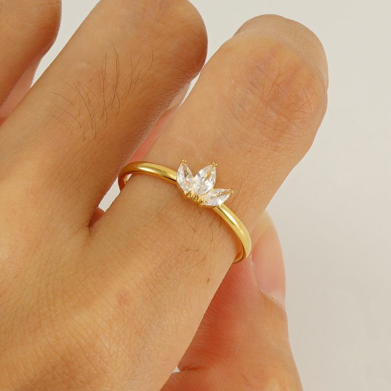 1 Paar grenzüberschreitender Ahornblattring aus Edelstahl mit eingelegtem Zirkonia für Damen, modischer und vielseitiger leichter Luxusring aus Titanstahl für Damen, verstellbarer Ring Bild5