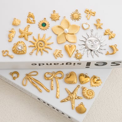 1 Paar Anhänger im Retro-Herz-Design der Romantischen Serie aus Edelstahl mit 18 Karat Vergoldung für Damen h5 Bild4