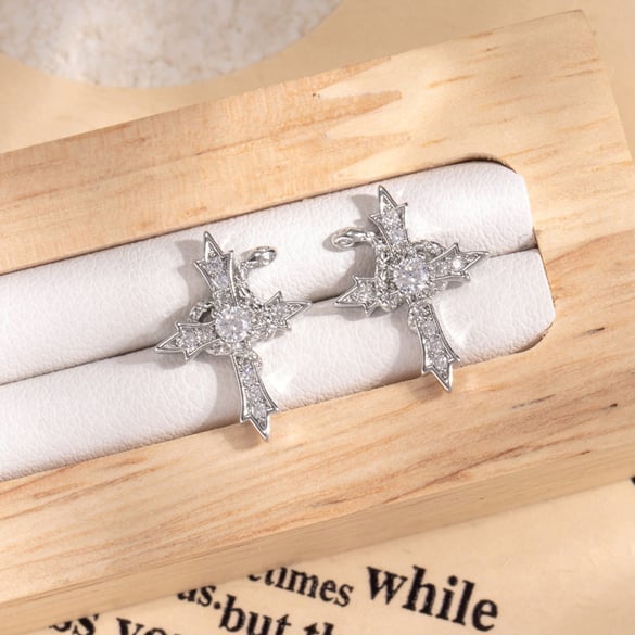 1 paire de boucles d&#39;oreilles à tige en acier titane et zircon pour femme, style décontracté, série simple, motif animal, sans placage