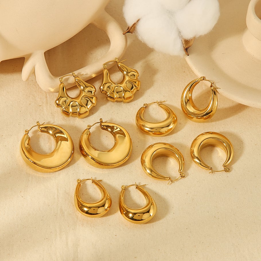 1 Paar einfache, runde Creolen aus Edelstahl mit 18 Karat Goldbeschichtung Bild2