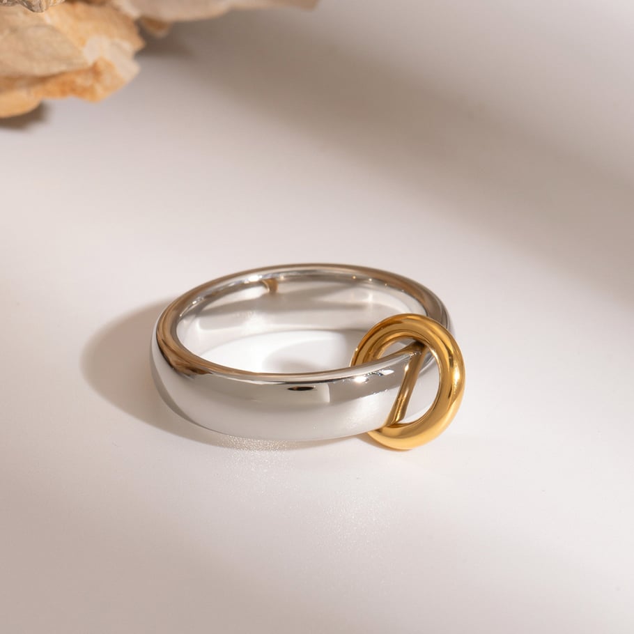 Anillo individual de acero inoxidable chapado en oro de 18 quilates para mujer, serie simple, Europa y América, color sólido Imagen3