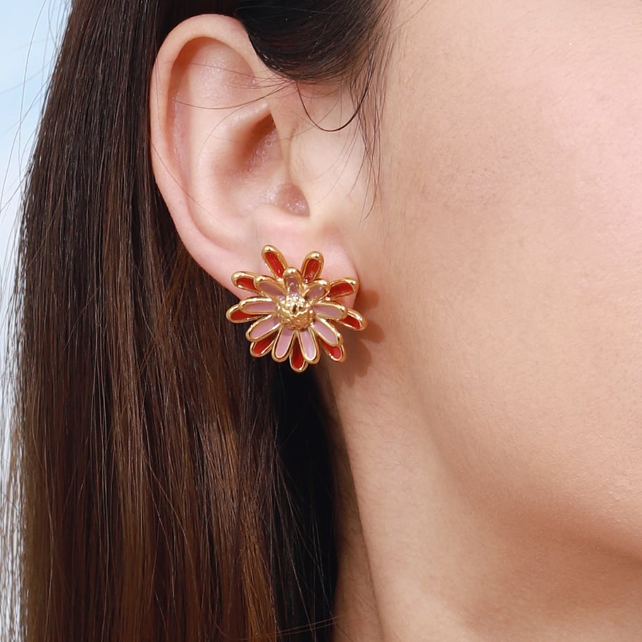 1 par de lujosos pendientes de botón de acero inoxidable dorados con diseño de margaritas para mujer. Imagen10