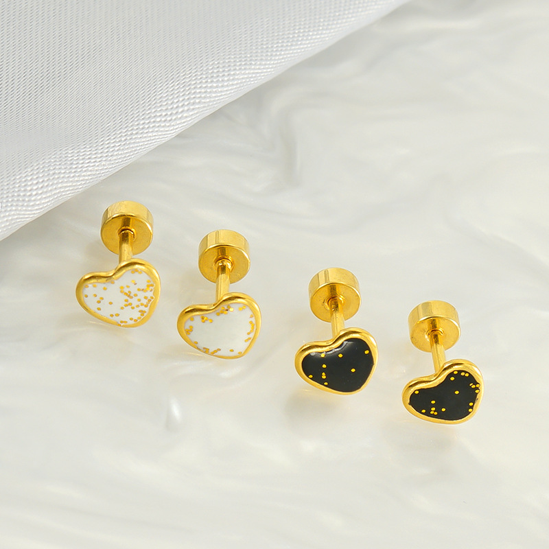 1 par de aretes de botón de acero inoxidable chapados en oro de 18 quilates con forma de corazón para mujer Imagen4