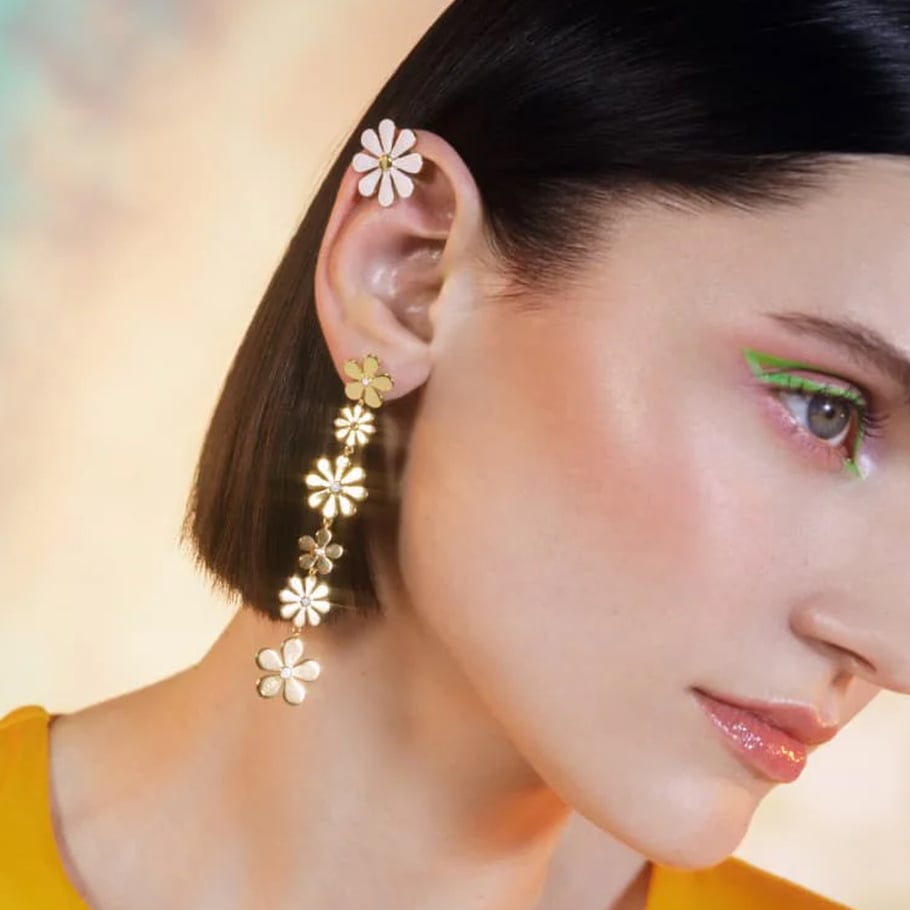 Europäische und amerikanische 18 Karat Gold Edelstahl kleine Gänseblümchen lange asymmetrische Ohrringe in leichten Luxus Gänseblümchen Quaste Anhänger Ohrringe Bild5