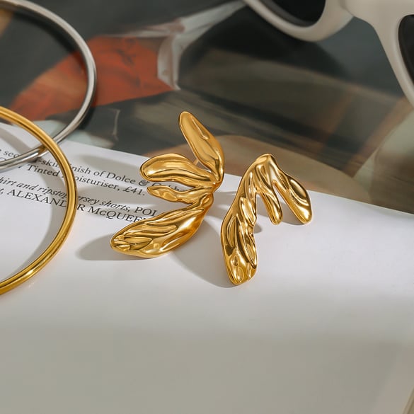 1 paio di orecchini a bottone da donna in acciaio inossidabile color oro con motivo retrò a pianta semplice