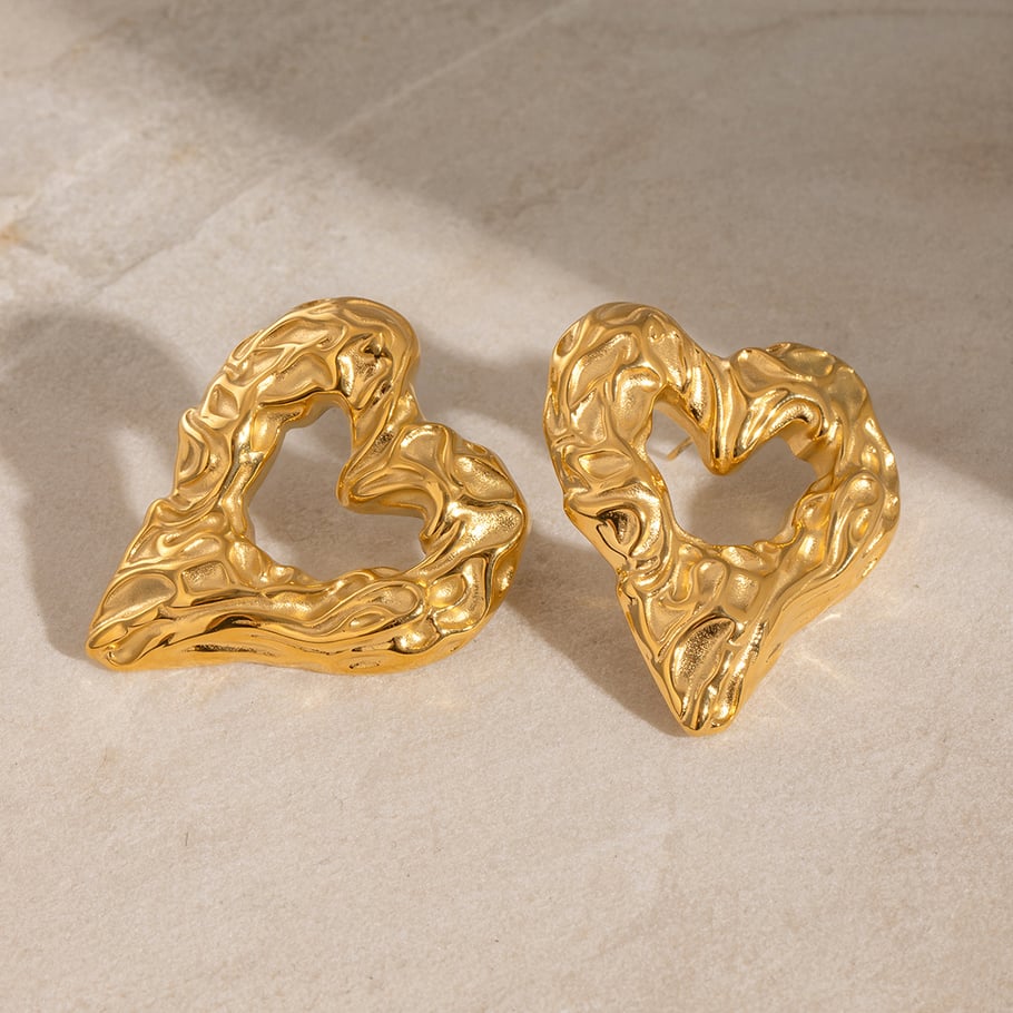 1 Pair Classic Retro Style Hollowed-out Heart Shape Stainless Steel 18K Gold Plated Women's Stud Earrings Picture3