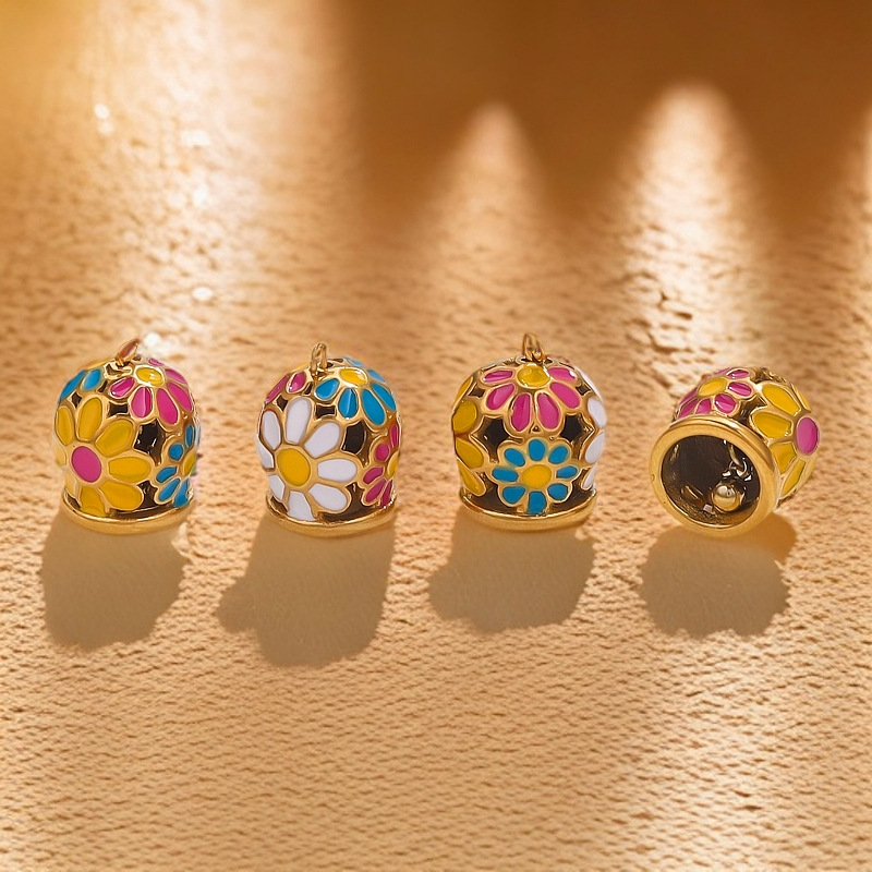 1 pieza de colgantes de acero inoxidable con diamantes de imitación de color dorado y flores retro de la serie clásica para mujer Imagen3