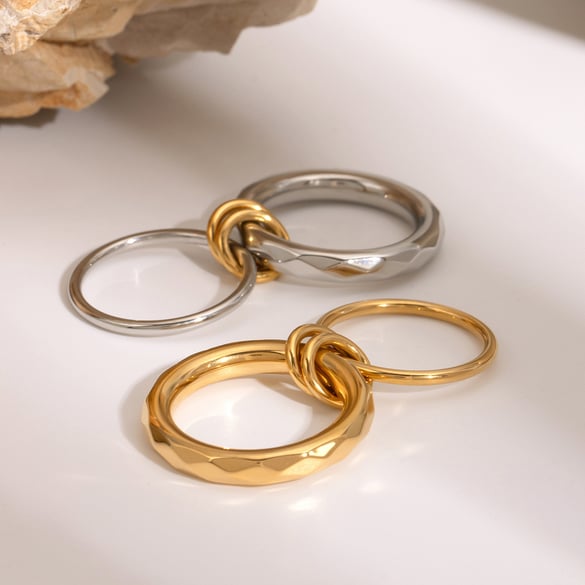 Anillo individual para mujer de acero inoxidable chapado en oro de 18 quilates con diseño geométrico simple de serie simple. 2