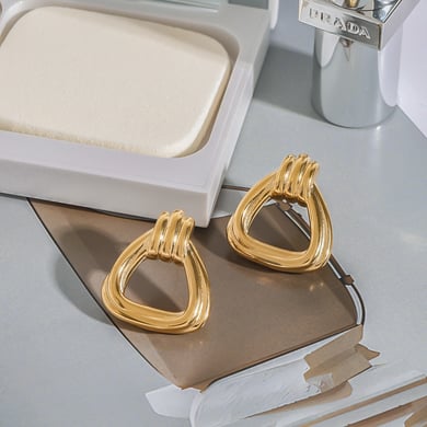 1 par de pendientes triangulares de acero inoxidable dorados de estilo europeo y americano para mujer. h5 Imagen7