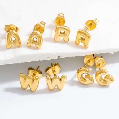 1 par de aretes de botón de acero inoxidable chapados en oro de 18 quilates con letras informales de serie simple para mujer h5 Imagen3