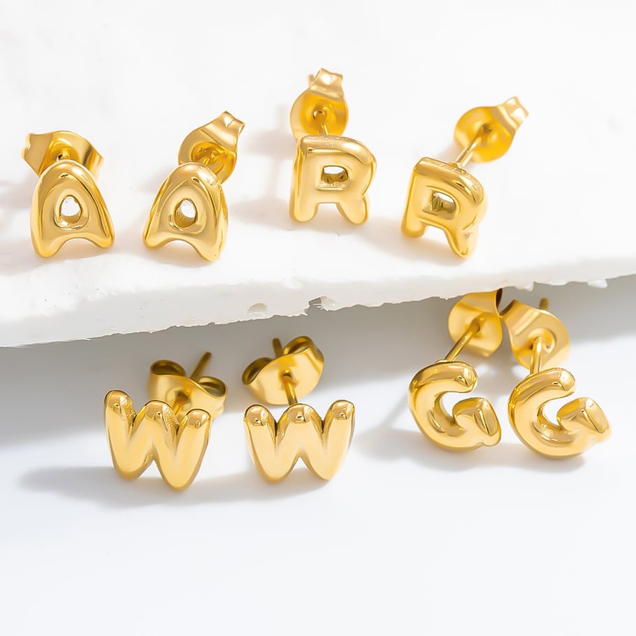 1 par de aretes de botón de acero inoxidable chapados en oro de 18 quilates con letras informales de serie simple para mujer Imagen3