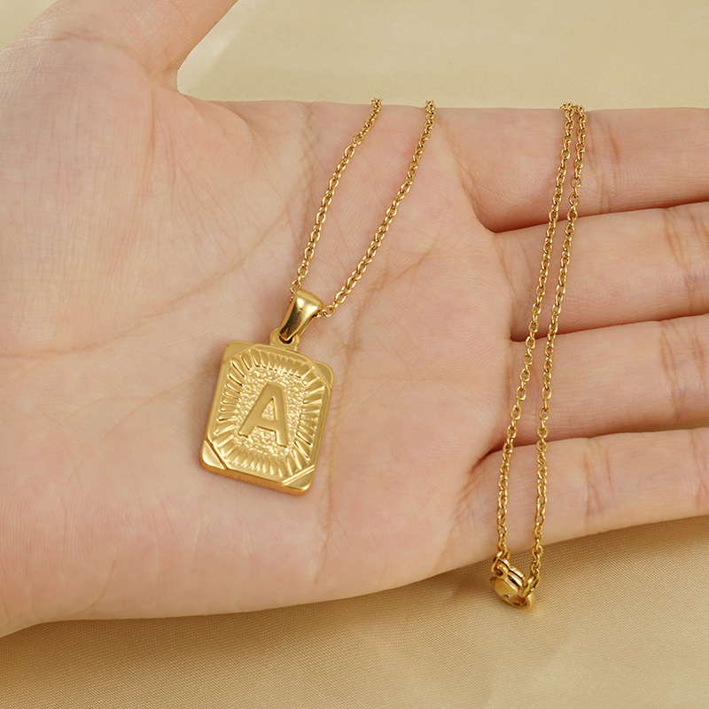 1 pezzo semplice serie lettera giornaliera acciaio inossidabile placcato oro 18K collane con ciondolo unisex Immagine5