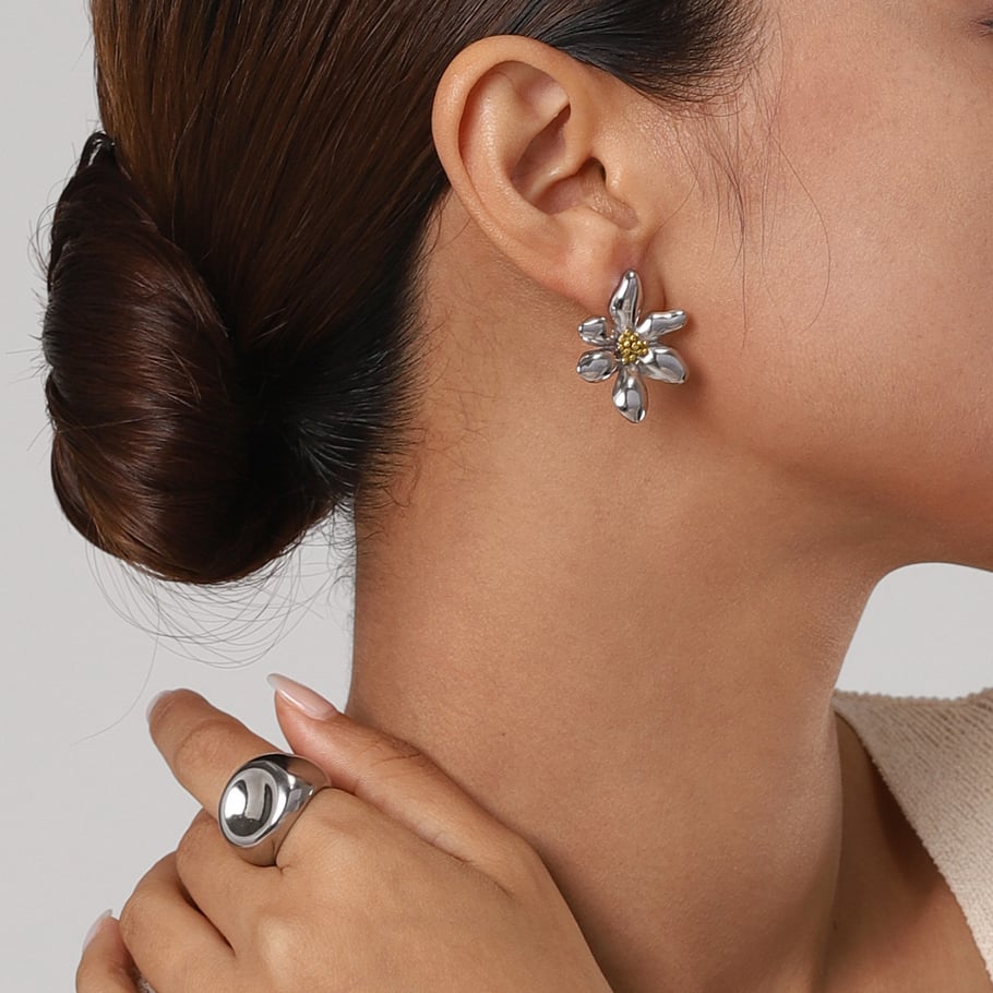 1 Paar Simple Series Retro Flower Edelstahl 18 Karat vergoldete Damen-Ohrstecker Bild4
