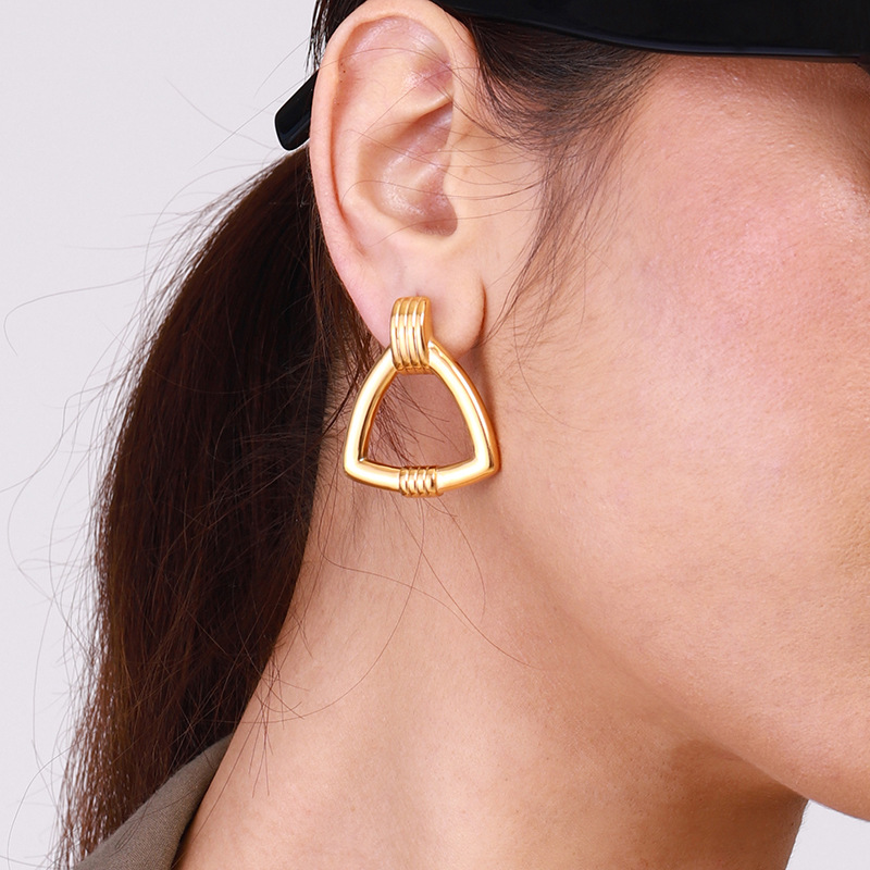 1 par de pendientes de botón de acero inoxidable en forma de triángulo clásico, color dorado, para mujer. Imagen3
