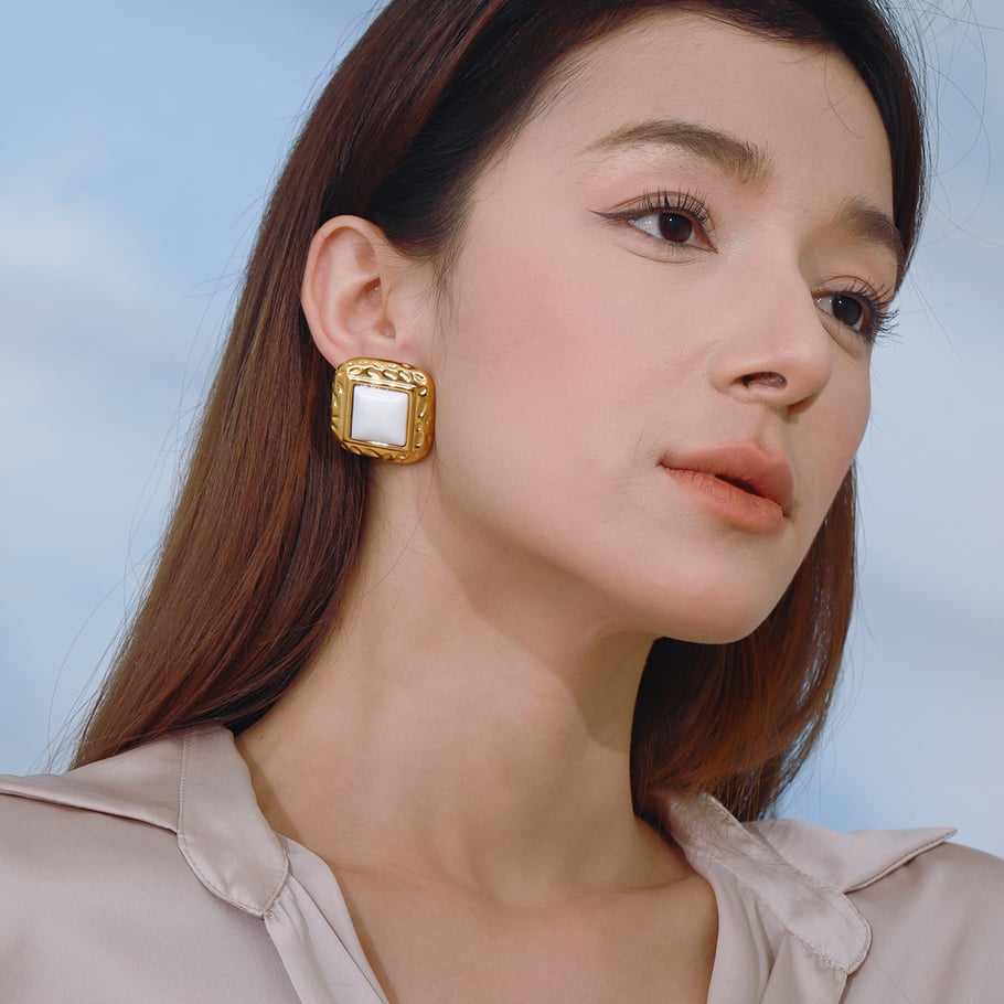 1 par de elegantes pendientes de botón de acero inoxidable cuadrilátero de color dorado para mujer, serie clásica Imagen5