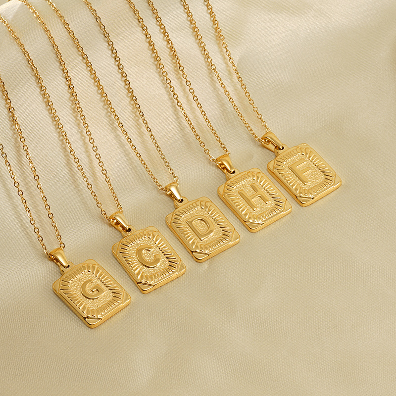 1 pezzo semplice serie lettera giornaliera acciaio inossidabile placcato oro 18K collane con ciondolo unisex Immagine4