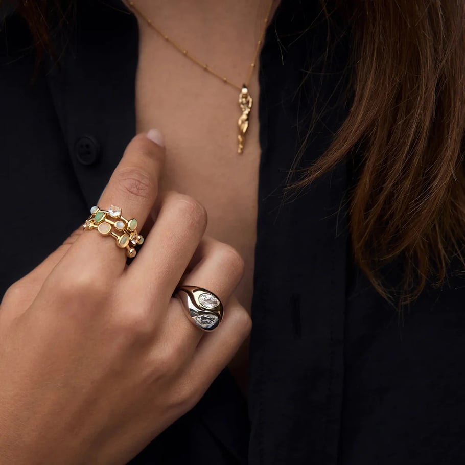 Conjunto de 1 anillo de lujo de acero inoxidable con diseño retro francés y gotas en color dorado para mujer. Imagen5