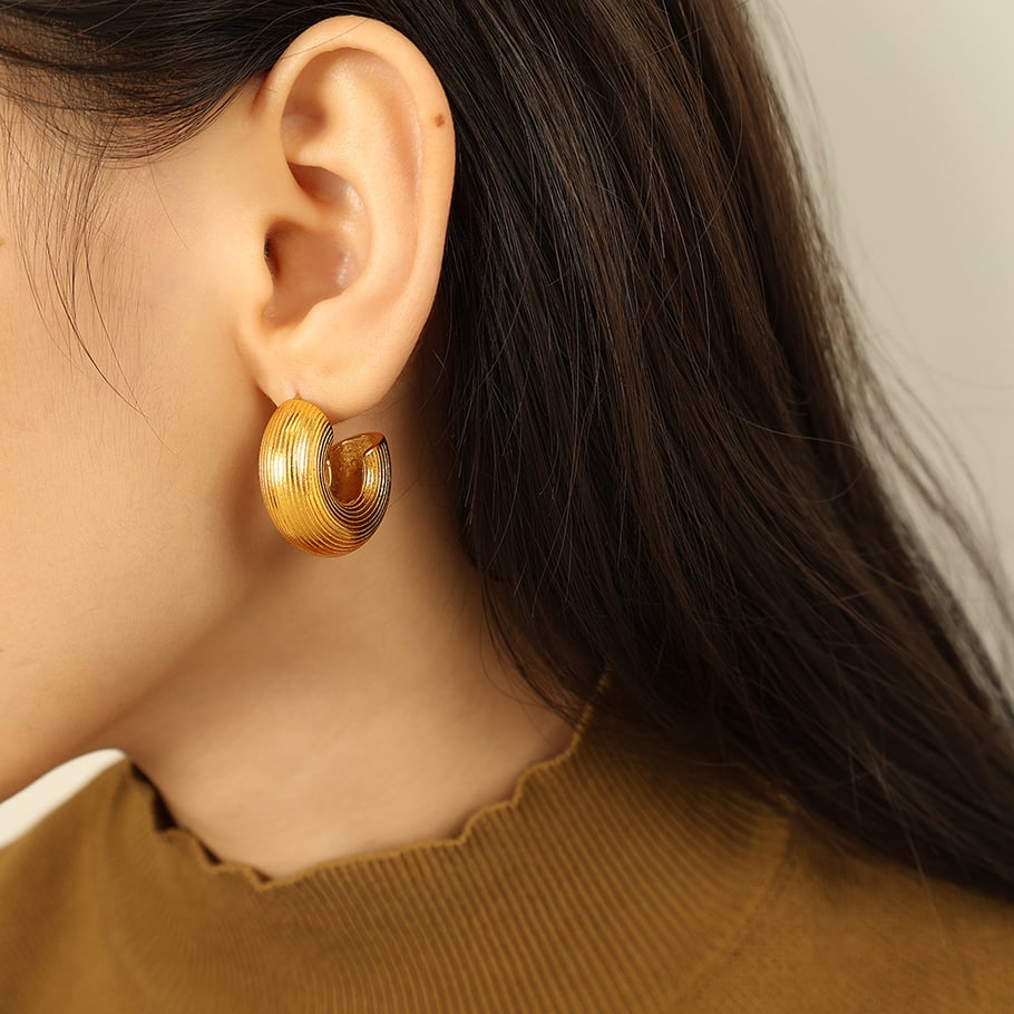 1 par de aretes de aro de acero inoxidable chapados en oro de 18 quilates con diseño geométrico simple para mujer Imagen9