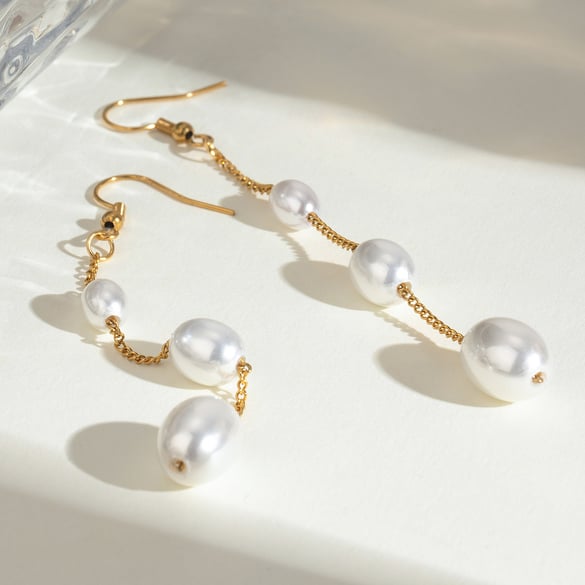 1 paio di orecchini pendenti da donna con perle artificiali placcate in oro 18 carati, serie semplice ed elegante, con nappa in acciaio inossidabile