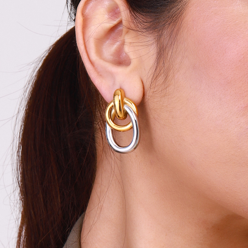 1 par de pendientes anulares de acero inoxidable dorados de serie simple para mujer Imagen7