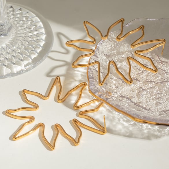 1 Paar Simple Series Retro Flower Edelstahl 18 Karat vergoldete Damen-Ohrstecker