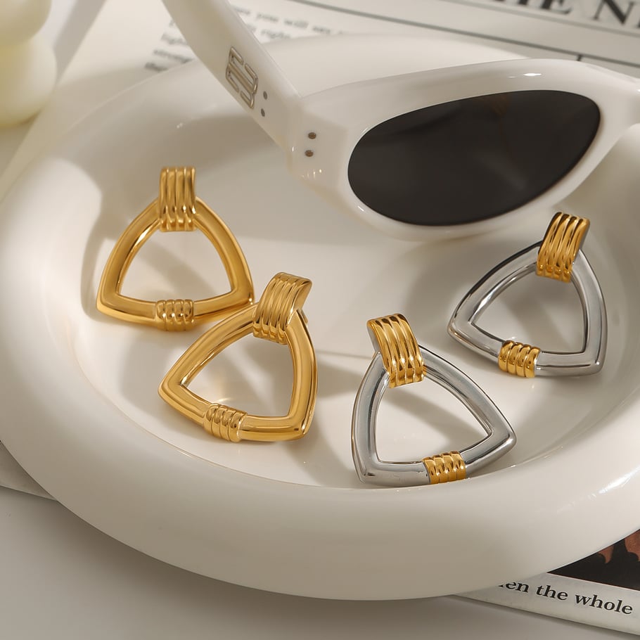 1 par de pendientes de botón de acero inoxidable en forma de triángulo clásico, color dorado, para mujer. Imagen6