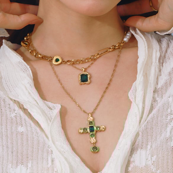 1 Stück Classic Series Europa und Amerika Kreuz Edelstahl Gold Farbe Damen Anhänger Halsketten