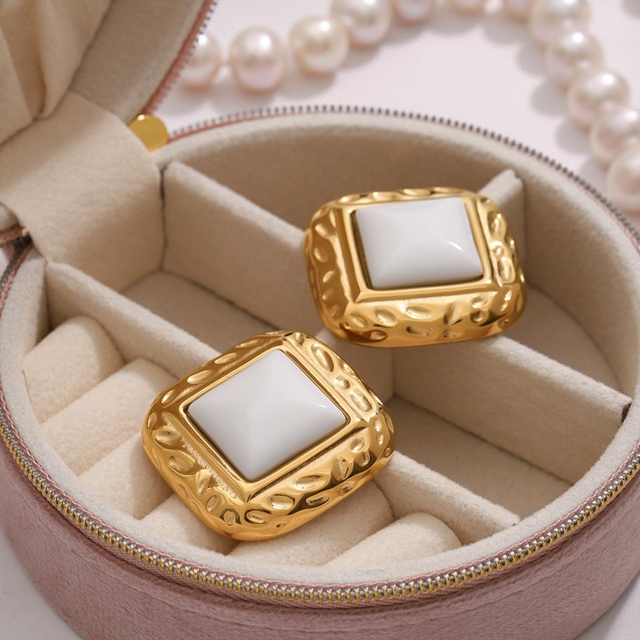 1 par de elegantes pendientes de botón de acero inoxidable cuadrilátero de color dorado para mujer, serie clásica Imagen3