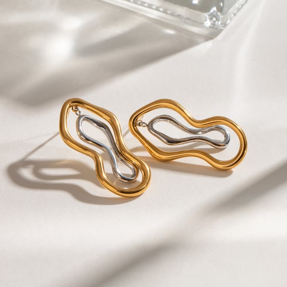 1 paire de boucles d&#39;oreilles à tige annulaires simples en acier inoxydable plaqué or 18 carats pour femme