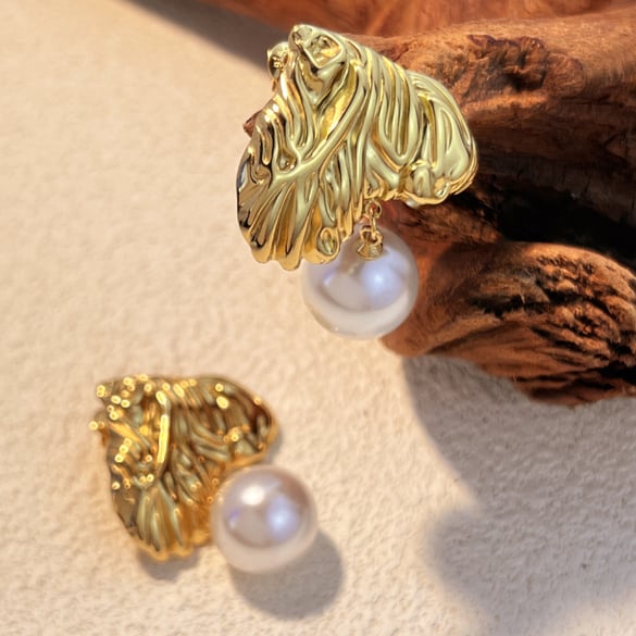 1 par de pendientes colgantes de acero inoxidable con forma de corazón retro, color dorado y perla artificial para mujer