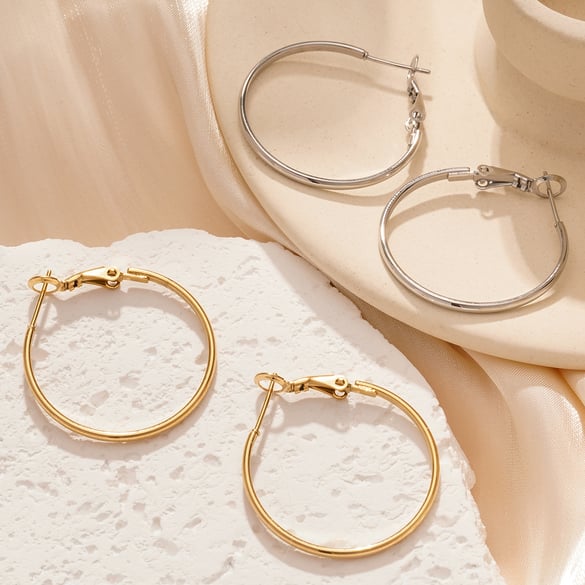 1 paio di orecchini a cerchio da donna in acciaio al titanio geometrico classico della serie semplice color oro
