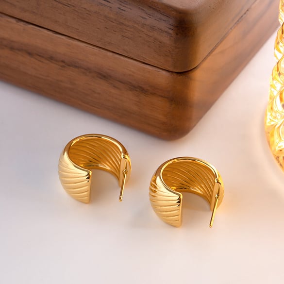 1 paar eenvoudige serie klassieke effen kleur roestvrij staal 18K vergulde dames creolen 2