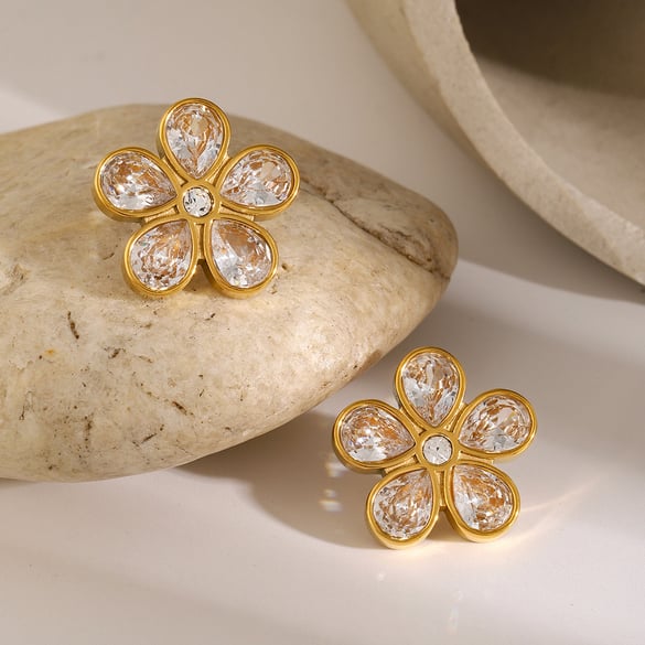 1 Paar Simple Series Retro Flower Edelstahl 18 Karat vergoldete Damen-Ohrstecker
