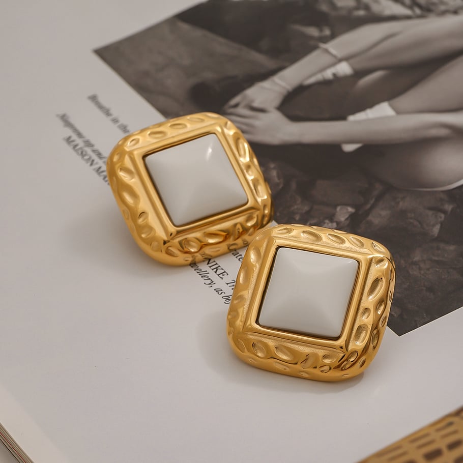 1 par de elegantes pendientes de botón de acero inoxidable cuadrilátero de color dorado para mujer, serie clásica Imagen4