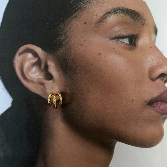Orecchini in acciaio inossidabile oro 18K leggeri di lusso semplici di alta qualità di nicchia a tre strati in acciaio al titanio filettato a forma di C orecchini