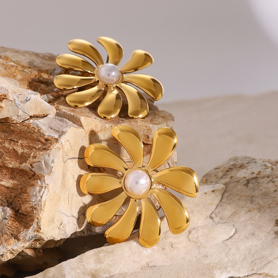 1 Paar Ohrringe-Set aus der Classic-Serie mit Retro-Blumenmotiv aus Edelstahl mit 18 Karat Gold überzogen und Kunstperlen Bild5