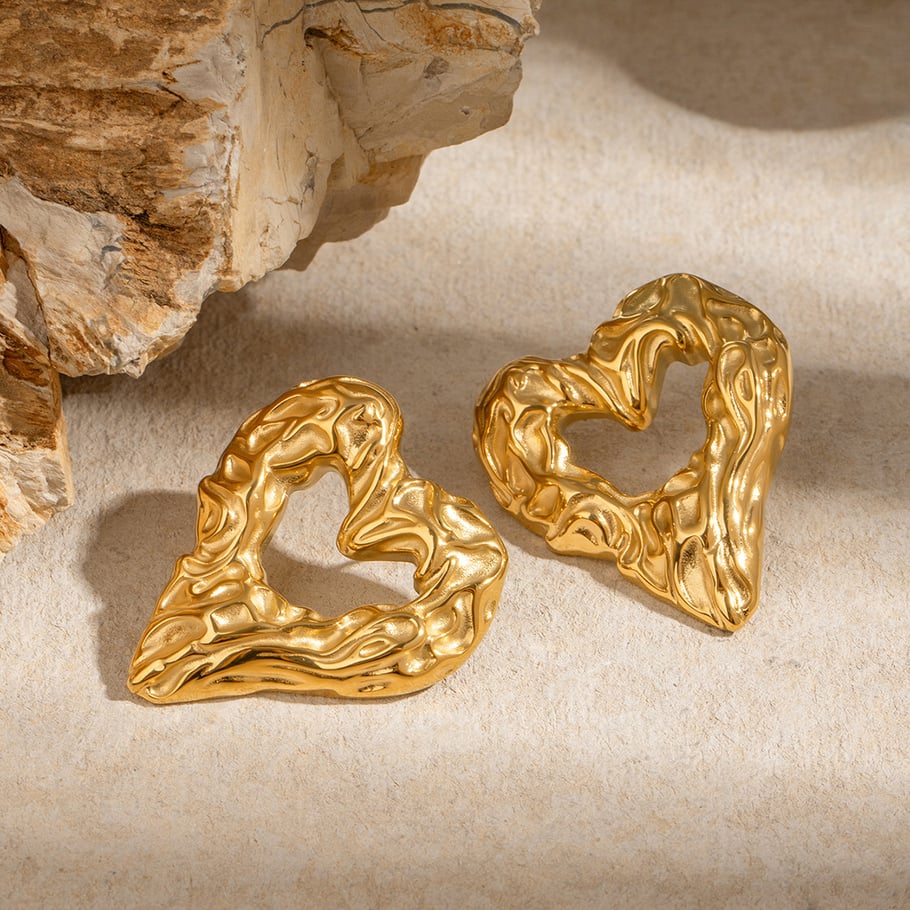 1 Pair Classic Retro Style Hollowed-out Heart Shape Stainless Steel 18K Gold Plated Women's Stud Earrings Picture4