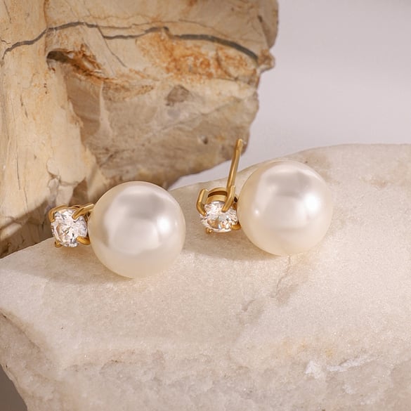 1 paio di orecchini a bottone da donna in acciaio inossidabile di colore solido, placcati in oro 18 carati, con perle artificiali, semplici ed eleganti 2