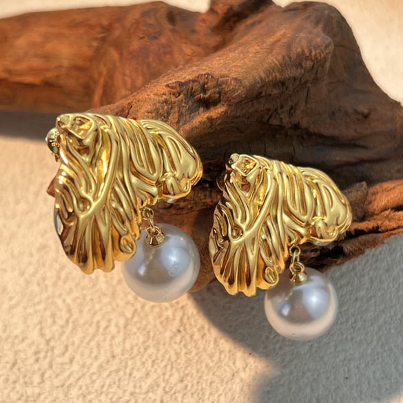 1 par de pendientes colgantes de acero inoxidable con forma de corazón retro, color dorado y perla artificial para mujer 2