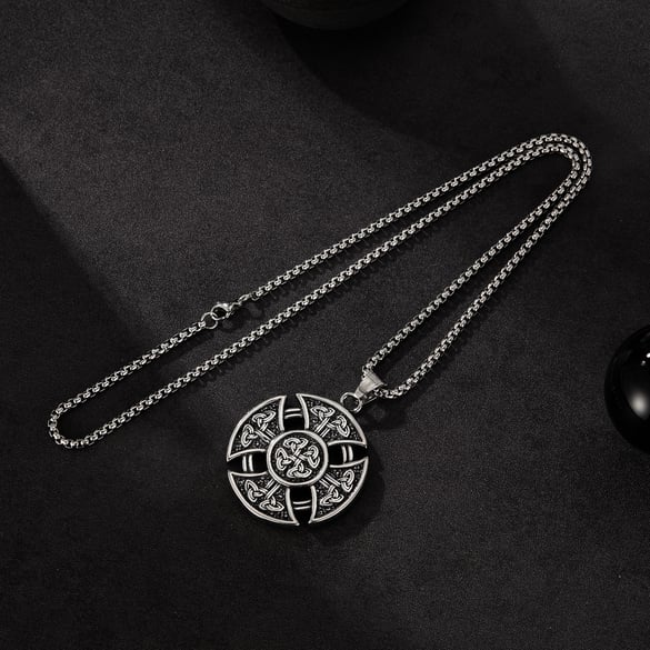 Elegante Herrenhalsketten aus Edelstahl mit keltischem Knoten