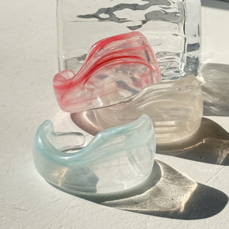 Braccialetti acrilici impilabili irregolari di alta qualità per le donne Immagine4