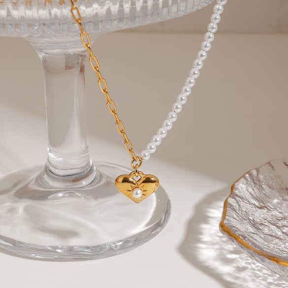 1 Piece Simple Series Retro Heart Stainless Steel   Gold Color  Artificial Pearl Women's Pendant Necklaces