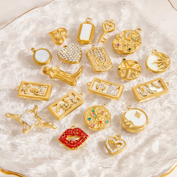 1 pieza de colgantes de acero inoxidable con forma de corazón retro de serie simple y diamantes de imitación de color dorado para mujer 2