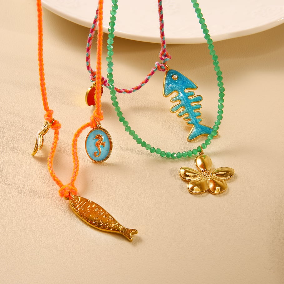 Collares colgantes de mujer de acero inoxidable dorado con diseño de pez en color de contraste Imagen7