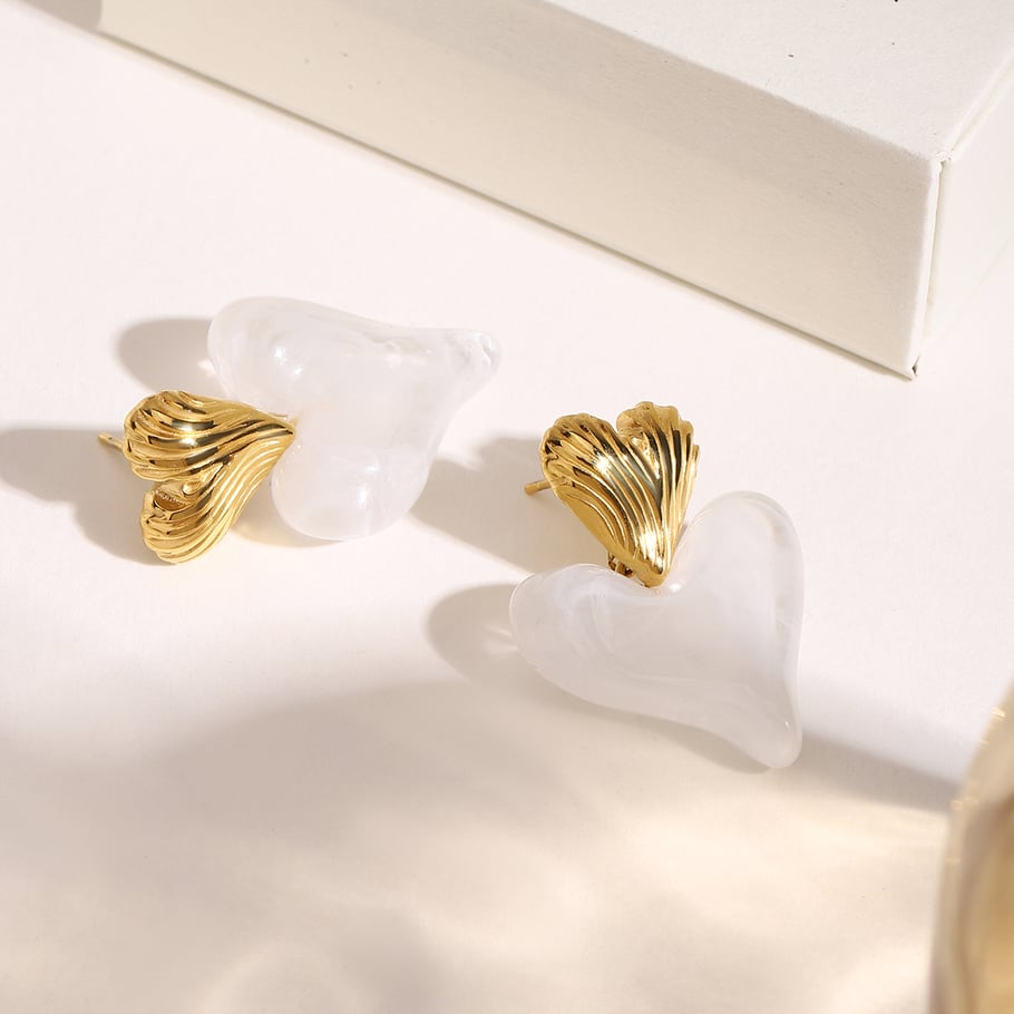 Retro Heart Women's Stud Earrings Picture6