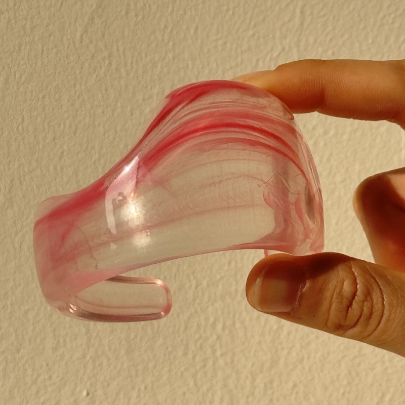 Braccialetti acrilici impilabili irregolari di alta qualità per le donne Immagine3