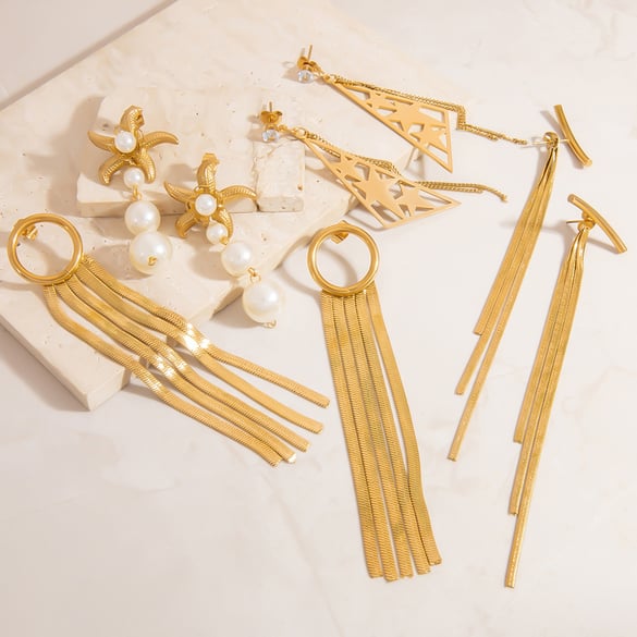 Elegante kwastjesoorbellen van roestvrij staal met gouden hangers